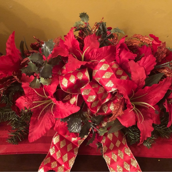 Elegant holiday red table centerpieces - Picture 5 of 7